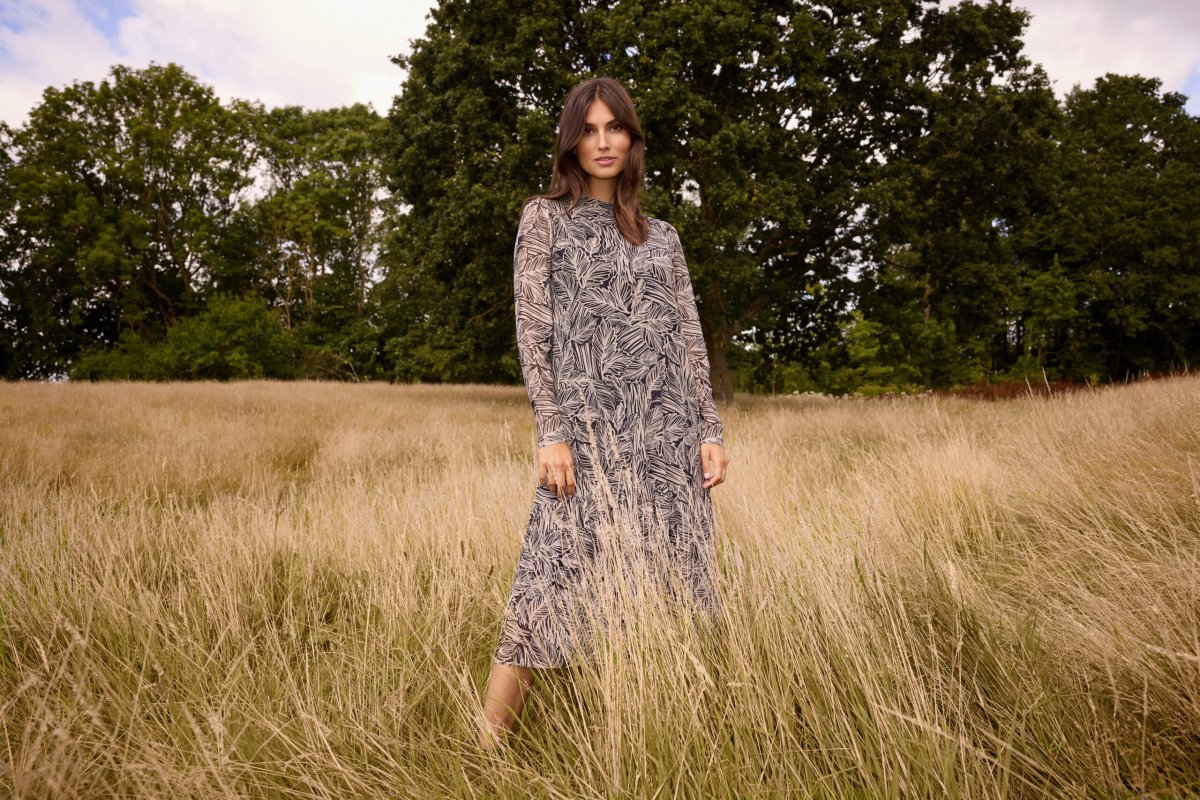 Abito SC-Alda aop 44: Classicismo Incontra Sostenibilità - immagine 8