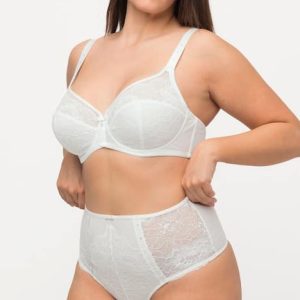 Perizoma con pizzo e applicazione