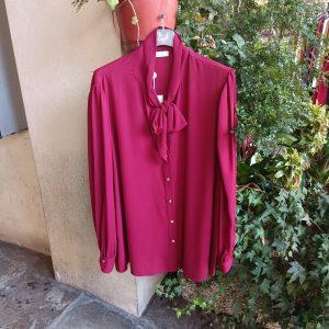 Blusa elegante rossa con fiocco e pantalone abbinato – Taglie dalla 44 alla 54
