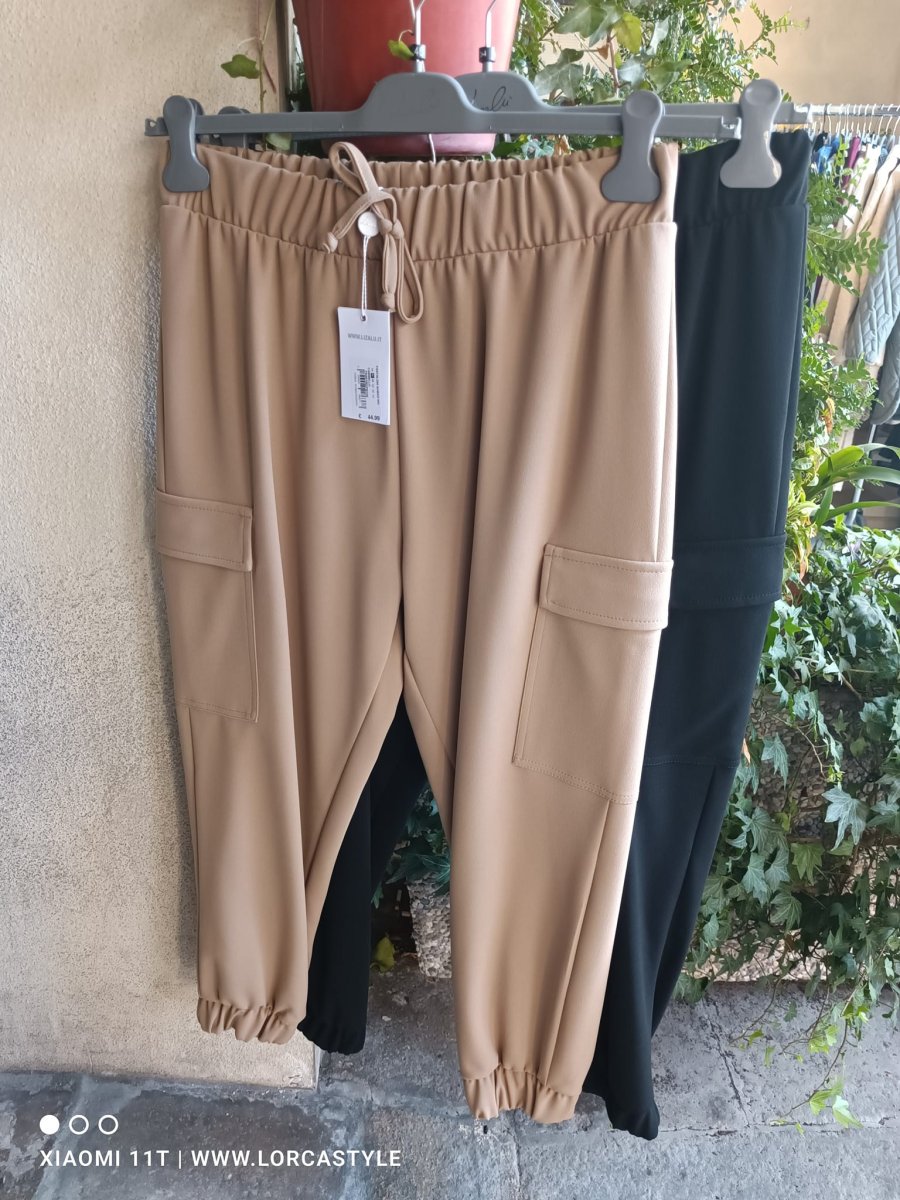 Pantaloni cargo in tessuto leggero beige e nero – Taglie comode - immagine 4