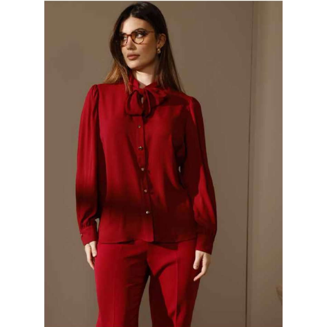 Blusa elegante rossa con fiocco e pantalone abbinato – Taglie dalla 44 alla 54 - immagine 3